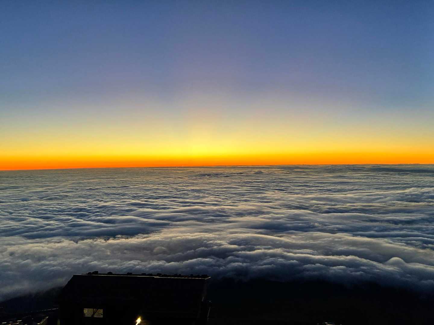 ほんとは夜中に出て登るつもりだったけど二人とも高山病か体調が悪く、山頂は諦めました。山小屋の前でご来光を待ちます