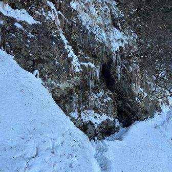 トラバース
氷柱もあり景観良しですが
足下の雪、本日は安定していたけど