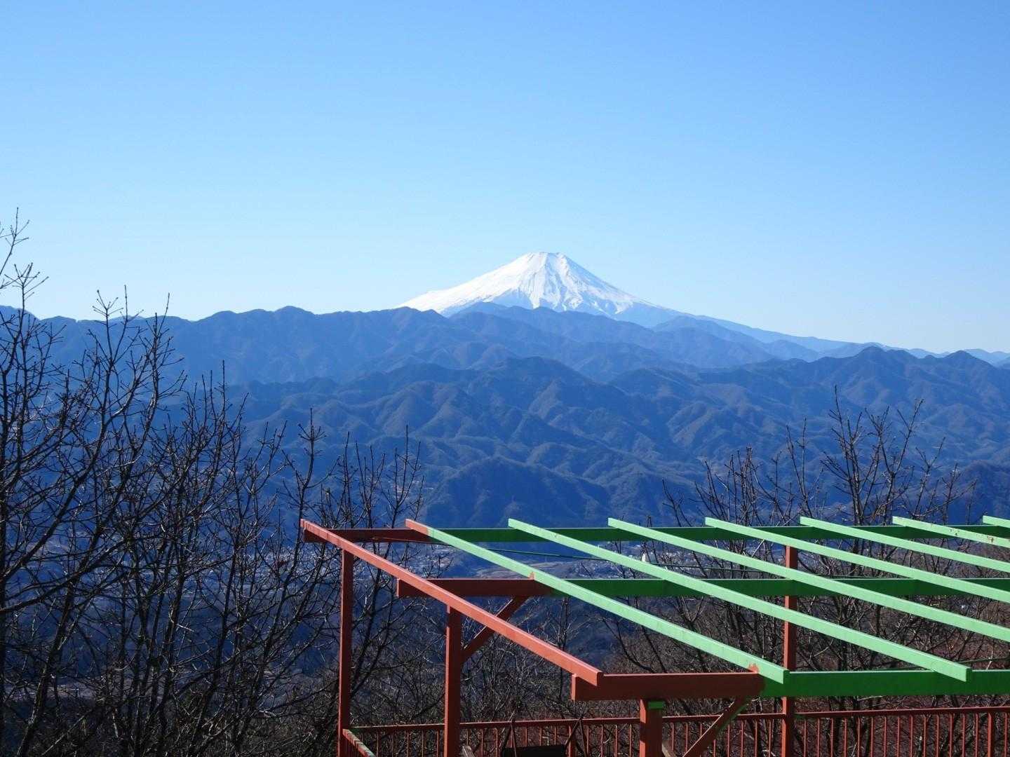 陣馬山山頂から富士山を望む。