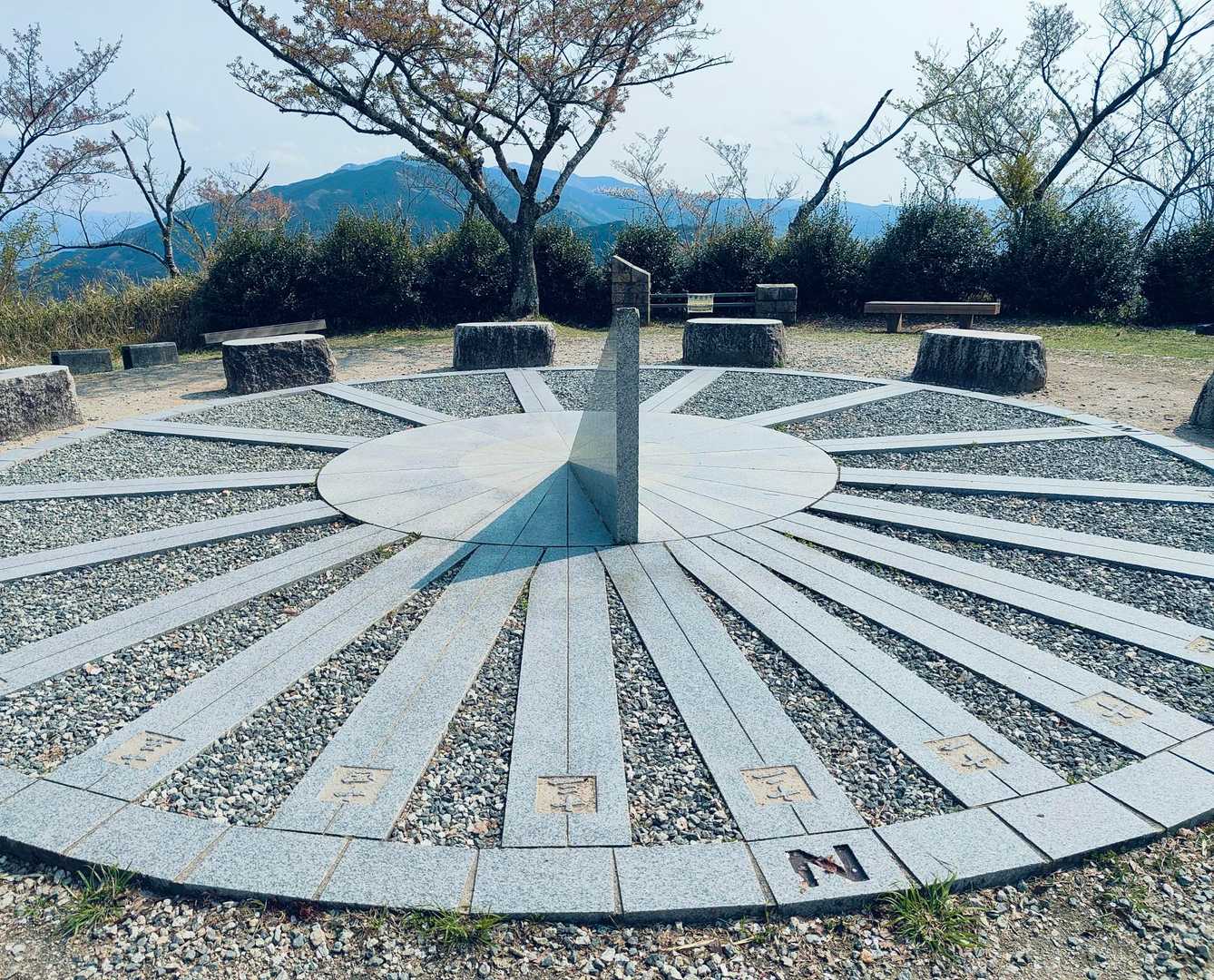 雄岳山頂にある日時計。
正確！