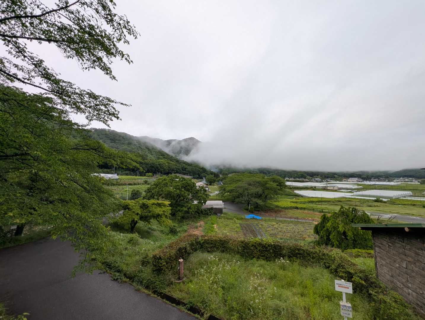 大平のかかしの里に戻って。
晃石山は半分隠れてます
