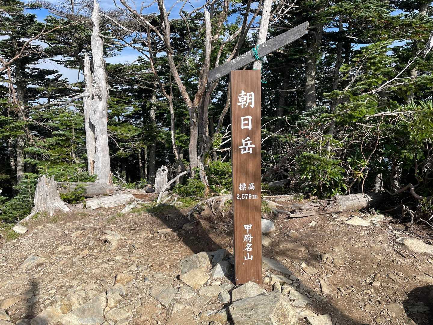 金峰山 | 神宿る巨石がそびえる奥秩父随一の霊山を、日本一高い車道峠からめざすの写真