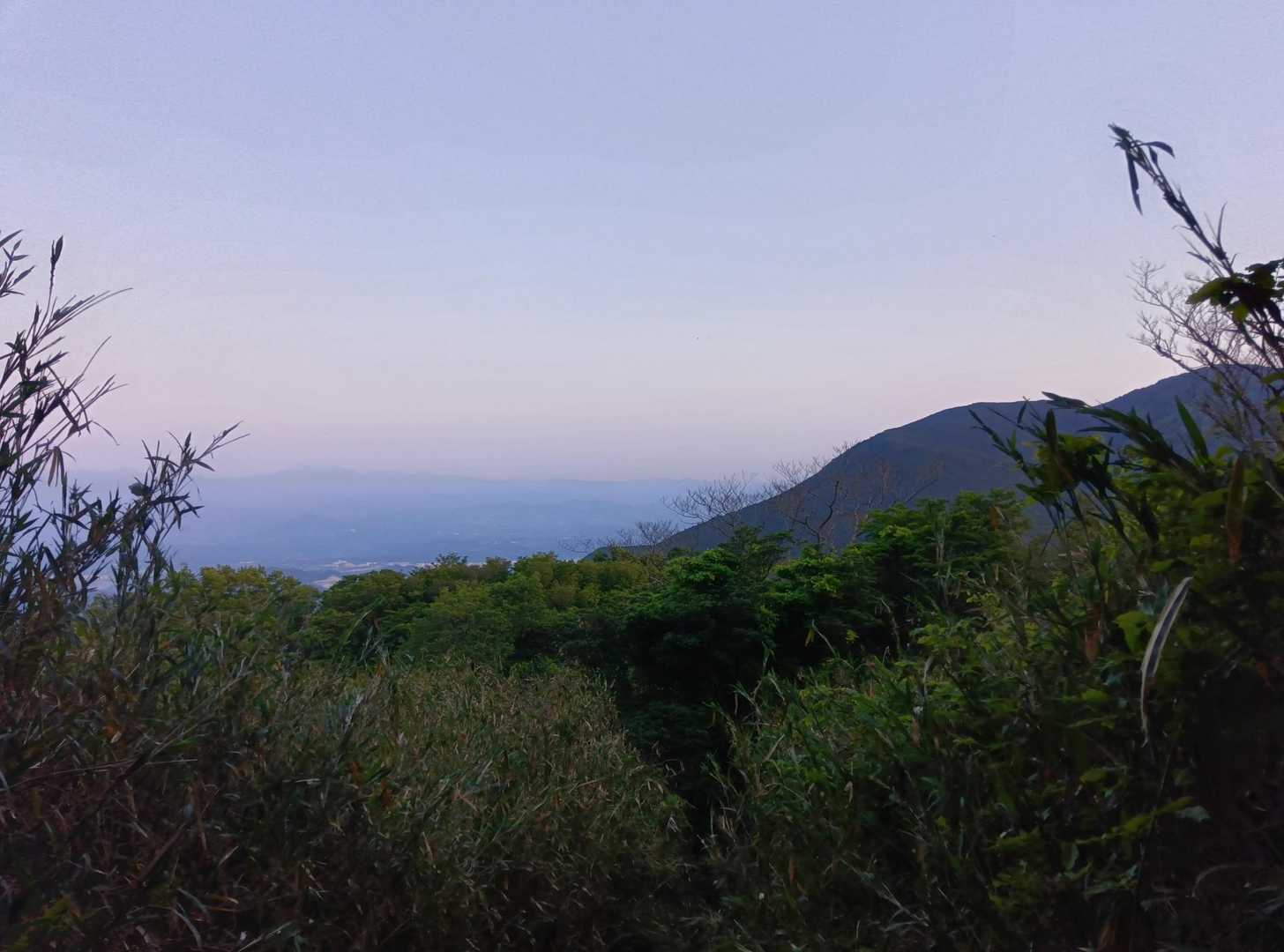 右側、金剛山の尾根。五條市方面。奥は霞んでますが大峰✨