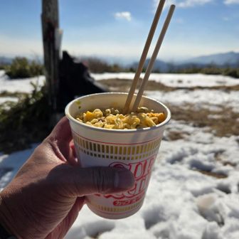 やっぱカップヌードル最高🙌
自分はやっぱり、この為に登山してる気がします♫
ソロ登山ばっかりだけど『カップヌードル登山会』─ただ山頂でカップヌードルを食べたいだけの会─本日結成します👏

一緒に登ってくれる人～募集します😁ただし僕の登山ペース以下の人⤵️👉近隣の方、宜しければ一緒にどうですか～(笑)