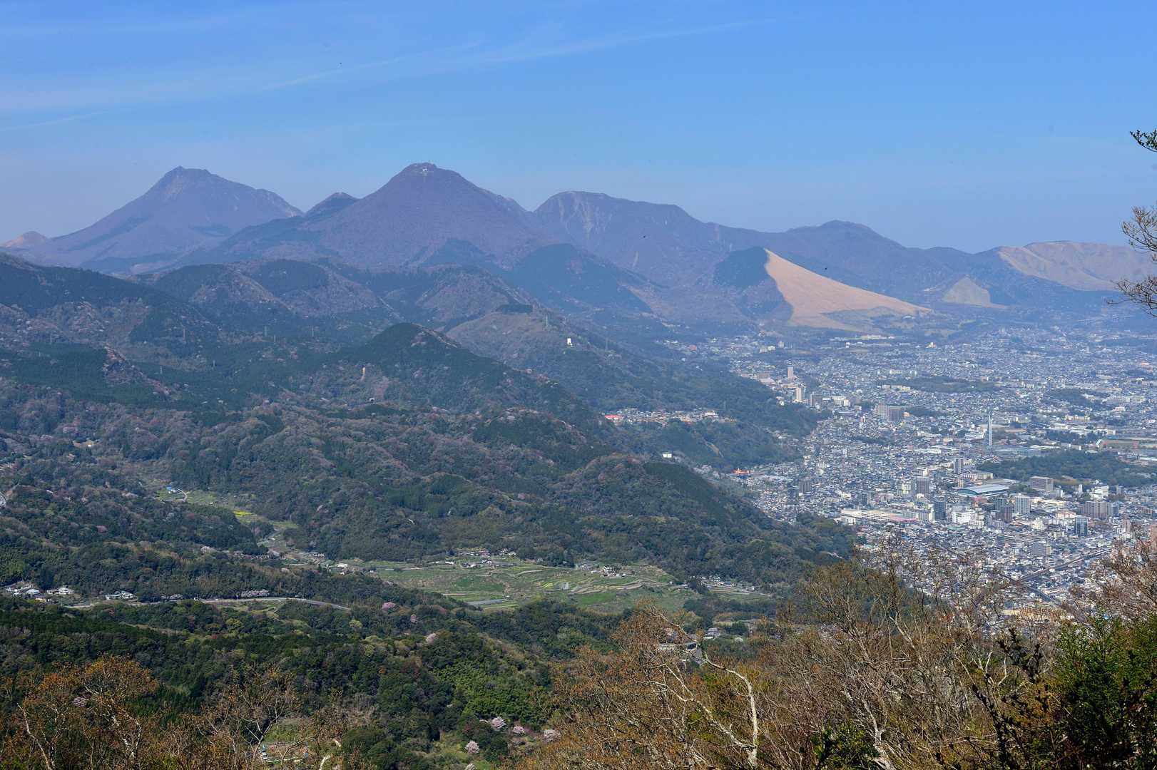 由布岳や鶴見岳の右側に別府市街地が見えます