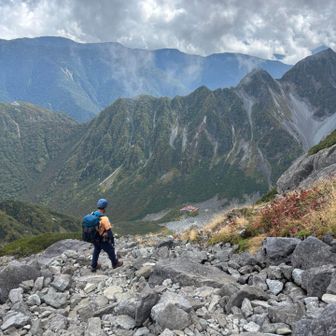 今回は穂高山荘を諦めて、
南陵で上高地へ下山します