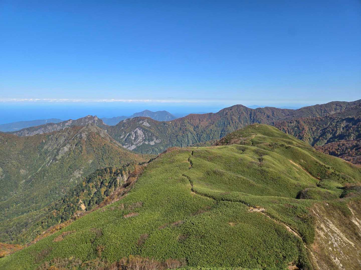 雨飾山 往復 | 急登を越え圧巻の迫力の岩峰群と稜線上の楽園を愛でるの写真