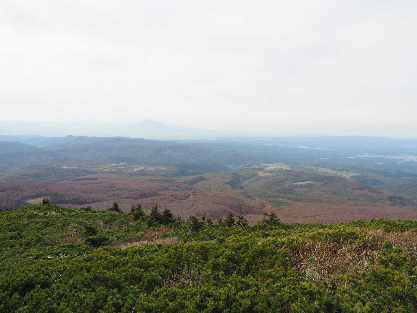 紅葉🍁は終わり残念です遠く岩木山が見えます