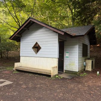 登山口にはトイレも完備🚻