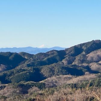 遠くに雪化粧した富士山