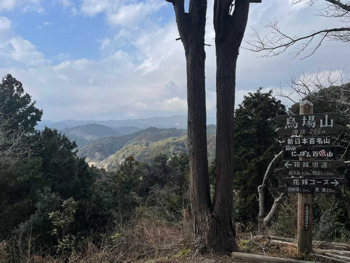 2周目の烏場山山頂より。あとはほぼ降りだ。ところでこの山がなぜ新百名山なのかは未調査。