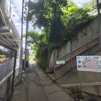 国道3号から根岸陸橋の下の階段を登って日向山へ。