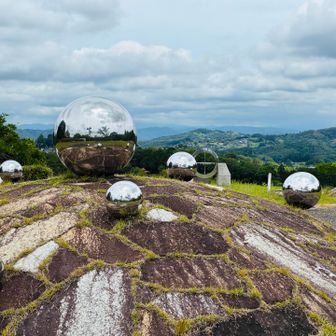 球体オブジェ…次回来るなら、快晴の日に来たいです☀️

「岩倉山（いわくらやま）」と言う名前からして、やはり、この山頂には「磐座（いわくら）」と呼ばれる、巨石がその昔にはあったのかなぁ？🤔…やはり、磐座に関しては〔SGK☃️🌖🌸〕さんのコメントを期待しておきます。