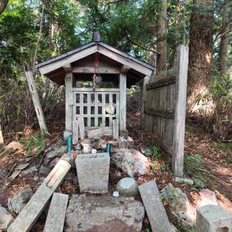 山頂にある…祠？って言うんかな？
