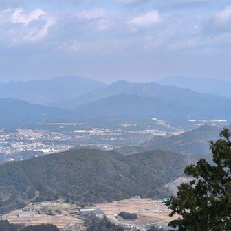 宇連山、鳳来寺山、明神山の三英傑もぼんやり