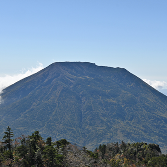 家長の男体山は雲の髭を蓄えて貫禄充分
