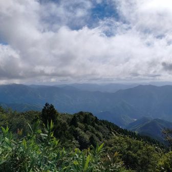 兵庫県側、雲が湧いてどんより。
