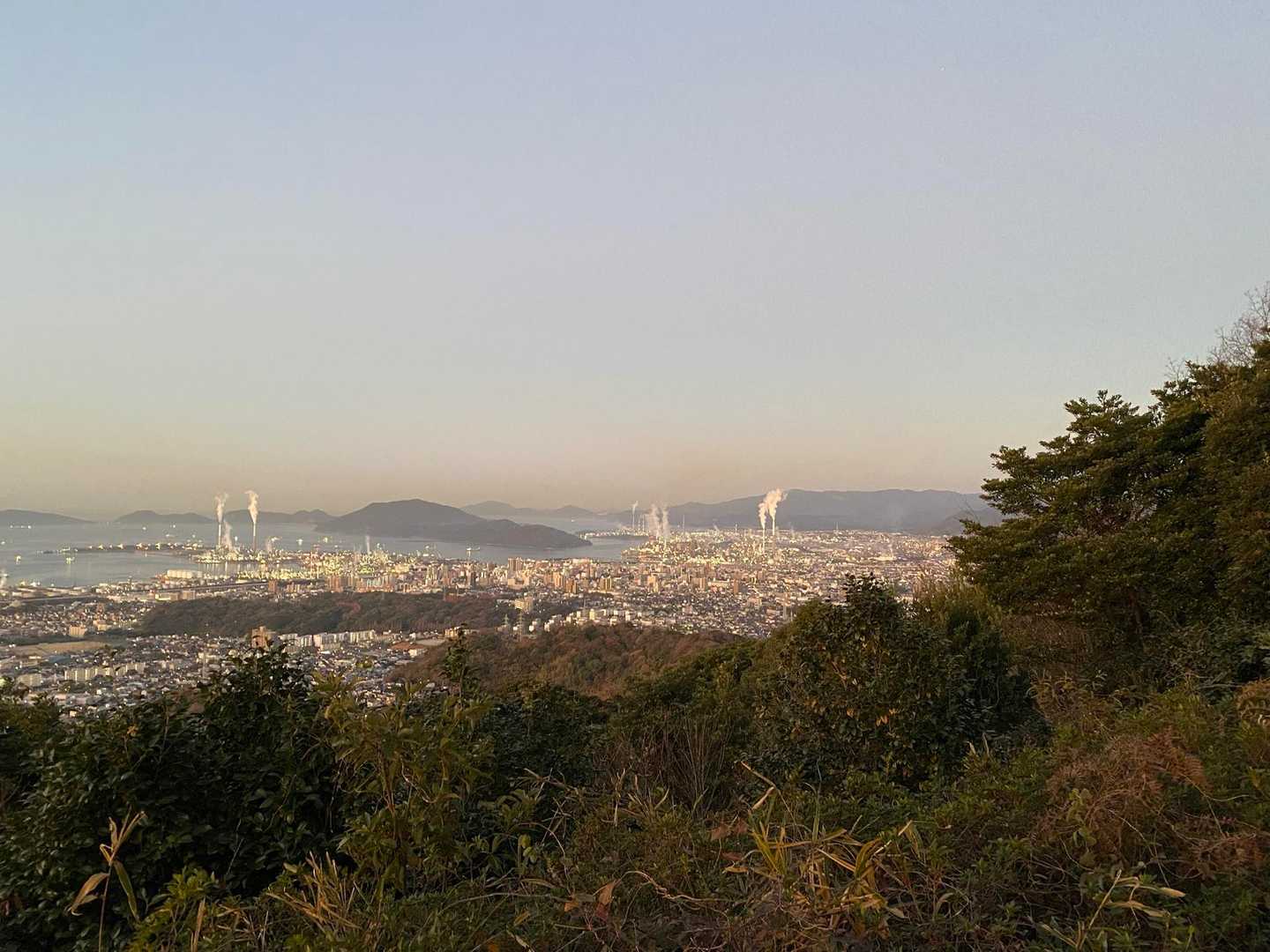 朝日に照らされる街並み🌇