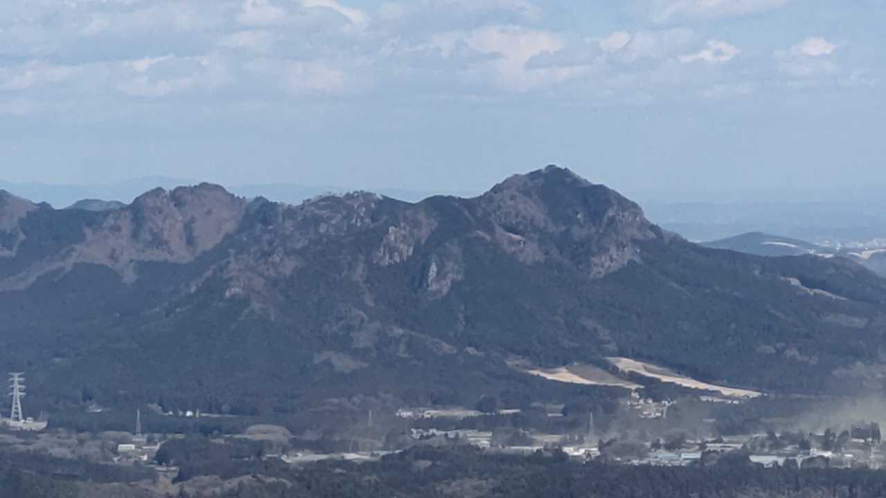 二股山から見る古賀志山全景。
　右側の一番高い所が古賀志山　頂上。