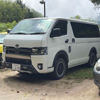 帰ってきたよハイエース

帰りは休憩ゼロで下山しました
帰りはストック使ったし、登ってくる登山者とのすれ違いで譲ってる時間がある意味休憩になったかな

ココからまた地獄の下道帰路が始まる…
よろしくハイエース🚐