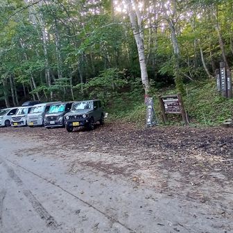 岩菅山一ノ瀬の登山口 
31年前はオフロードバイクで来た
車が10台くらいて満車に近い
路肩も広いので停められるが…ぐちゃぐちゃな所もある