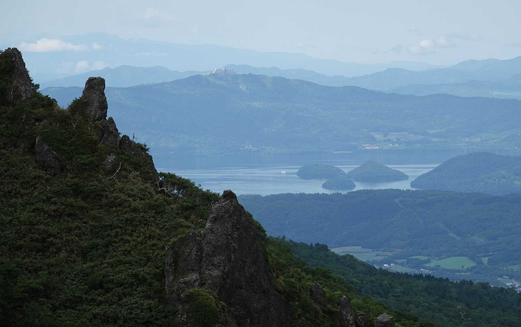 洞爺湖が見えてきました。トンガリ溶岩も。