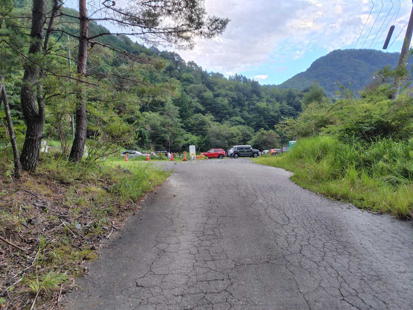 奈良田駐車場に無事下山。
覚悟はしてたけど長い下りだったわ。
おつかれ山でした〜。