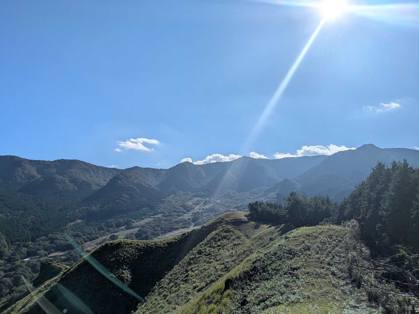 歩いて来た方を振り返ると
緑が綺麗〜✨️🌲⛰️🌲
この展望ポイントから山頂へは樹林帯と巻き道?があった🔃