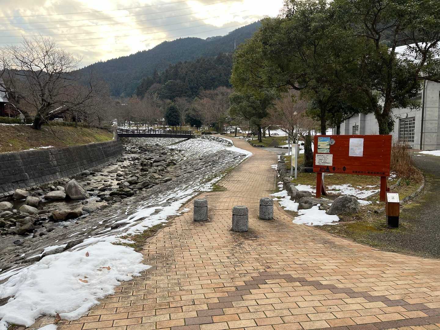 川沿いを歩きます