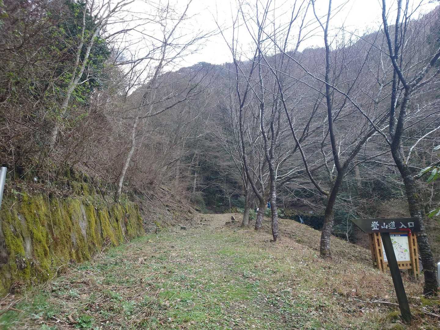 駐車場🅿️に5台ほど先客あり（🚻無し）
すっかり遅くなったけど、我々の後からも来られた方がいらっしゃり安心してスタート🥾
早速春のお花探しで停滞😙
相方、今日は進まないなぁー😮‍💨