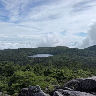 高水石小屋裏手岩場の展望台
白駒池を眺めつつ、のんびりと揚げパン待ちです😊