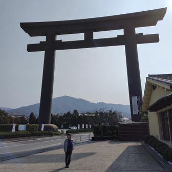 ⛩️大鳥居とご神体の三輪山

何でもこの大鳥居⛩️は、昭和天皇の御在位60年を記念して作られたもので、特殊加工の金属で出来ており、1,300年もつとか😱
