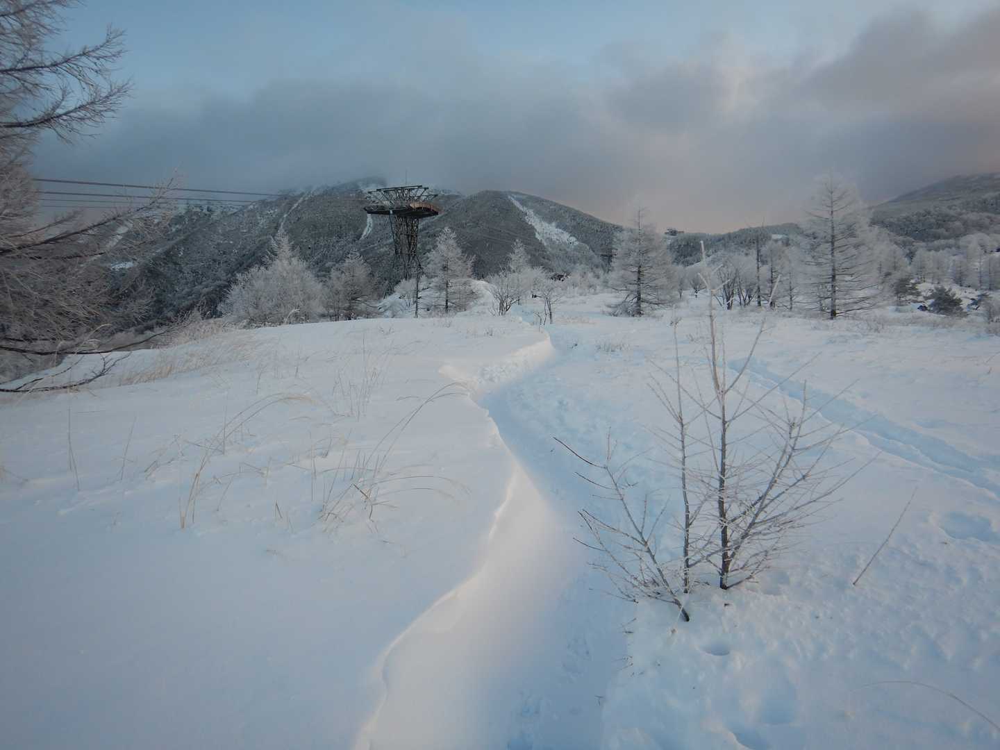 雪は深いですが、登山道はよく踏まれていて、歩きやすかったです。
道を外れると、ズボッと沈むので注意。
