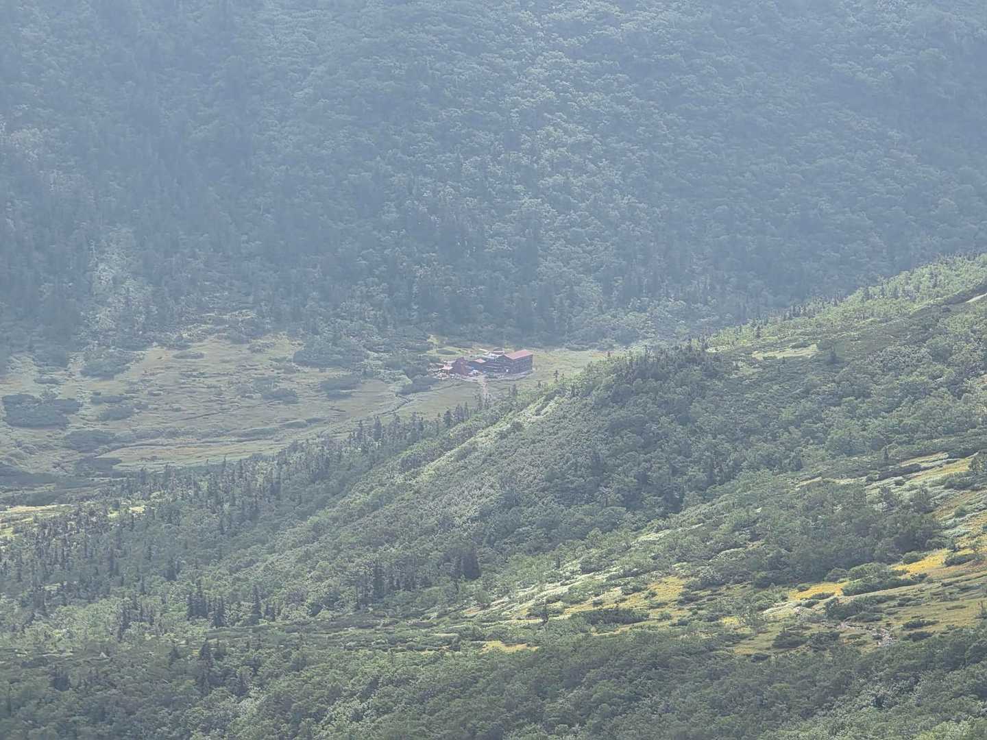 山頂から黒部五郎小舎の赤い屋根が見えます