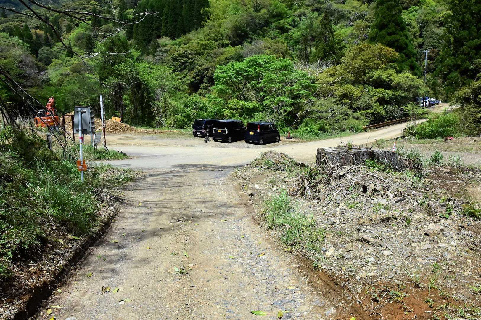 七年山入り口の空き地は工事車両の駐車場になっており当日も６台程止まってました。
でもって、ここに停めました。３台のうち２台は工事関係者の方でした。