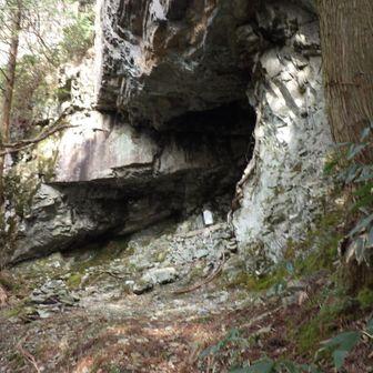 ８合目の岩窟