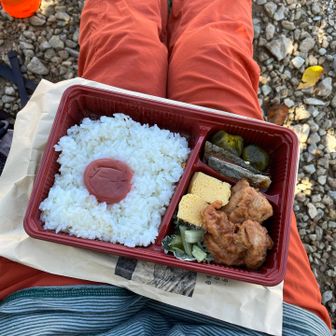 白馬山荘でいただいた朝食用のお弁当。唐揚げが美味しかったー！