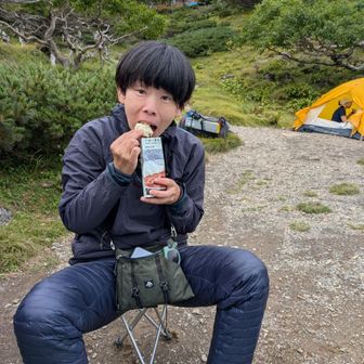 湯煎した無印バターチキンカレーにそのままダンクして食うんだぜ！
うん！味はヨシ！成功とす！👍️
(なんだけど、、、ナンの元、家で捏ねてくればいいんじゃないかな⋯と密かに思ってしまったアタシ🤣)
食べたらもうやることも無いのでさっさと就寝して