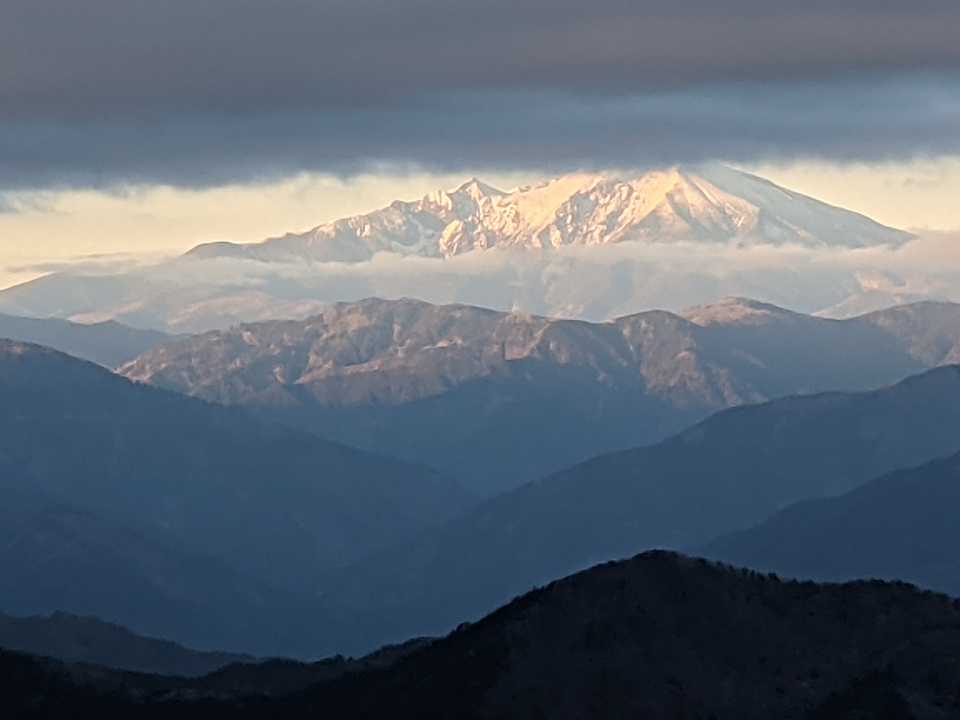 山頂屋根付き休憩所から。御嶽山🌋少しアップ夕暮れに来て正解だった。🤗