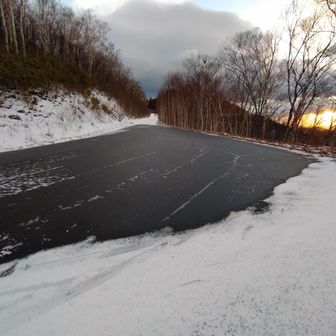 SUV車なら問題無く辿り付けると思いますが、私の車は普通の車高なので数回雪で嵌りそうになりました。
下山後、キャンプ場の方も確認したら、此方より雪が少なかった。
もう一度纏った積雪あれば通行不可になりそう。