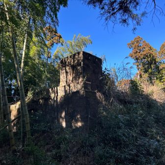 中央峰の山頂付近には、何やら構造物の跡が…
