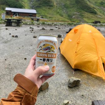 雨が止んでいる間にテント設営し、ライチョウ荘の温泉に入り、ついでにビールも買いました。

※ビール1本600円。PayPay使えます。
温泉1人1000円。展望風呂あり。
テント1はり　1000円。
トイレは洋式水洗で綺麗です。
水は汲み放題です♪