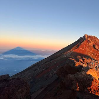 📍三島岳
逆方向を振り返ると御来光を受けた富士山の影が南アルプスの方奥に伸びており、手前の剣ヶ峰とともにポートレートを形作っていた。