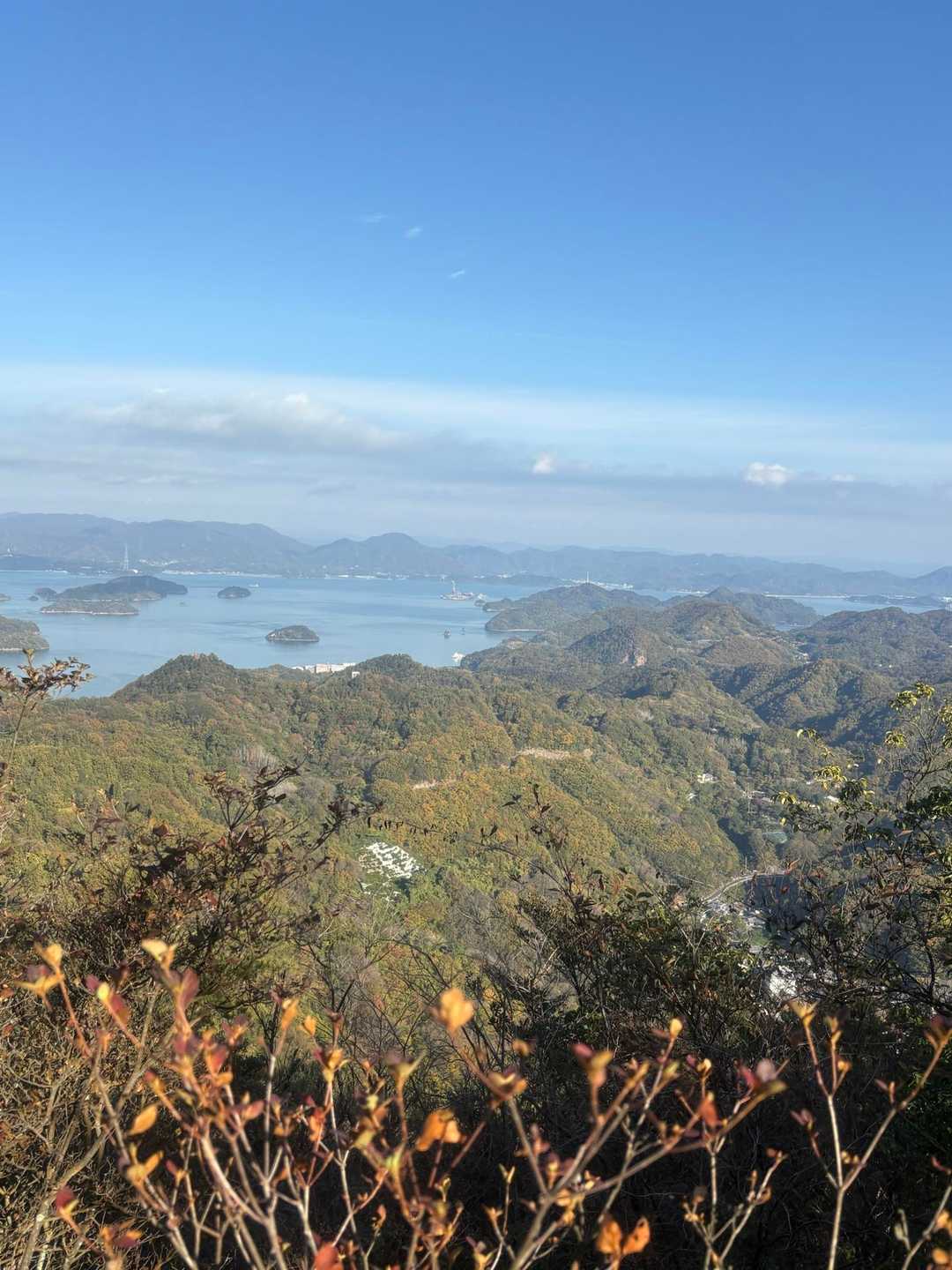 第二展望台かな？
そこからも　この眺めです♪

フェリーの時間が気になるので
ここから一気に　下山です😌