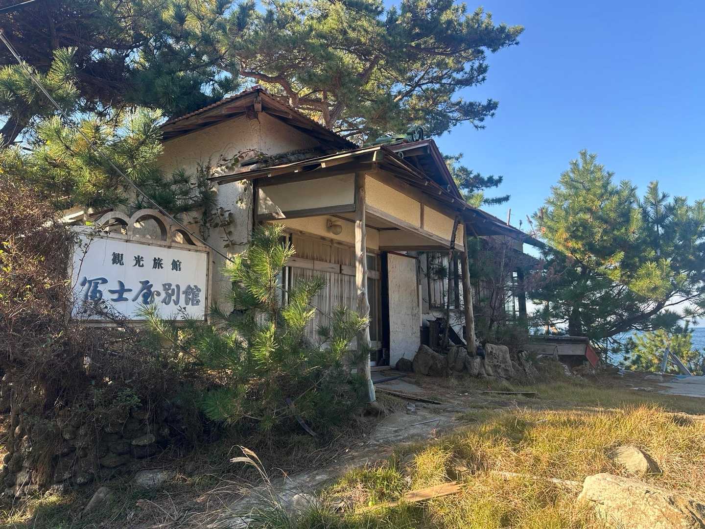 第二砲台跡から下りてくると、富士屋別館が､､､
かつて友ヶ島には数軒の旅館があったようですが、すべて廃館となってしまったようです。