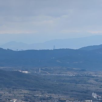 スマホのモニターを通すと、山頂からあべのハルカスが見えました👀
その向こうに霞んでいる山並みは大峰方面か。