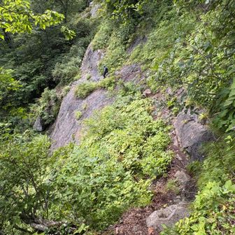 下山中も鎖場あり