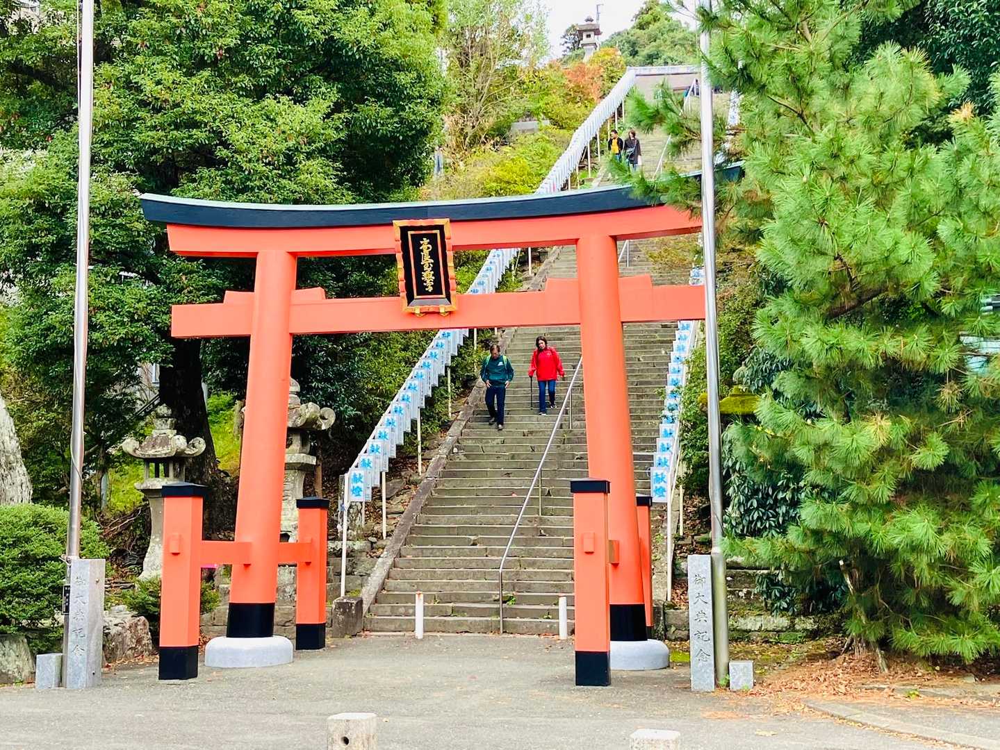 望郷亭は、鳥居の前にあります