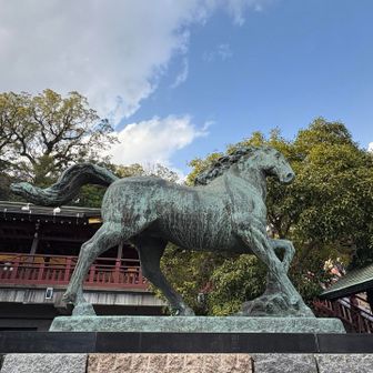 
神様の乗り物とされる神馬（しんめ）の像が
ひときわ存在感を放つ🐎
