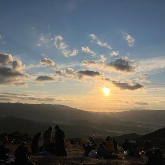 三日月山頂もやっぱり
人だらけ